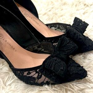 Beautiful black bow Chinese Laundry  classic heels!